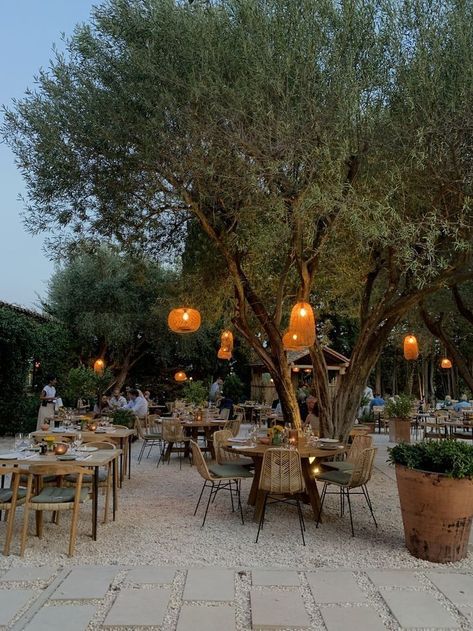 Outdoor Restaurant Patio, Resort Interior Design, Restaurant Exterior Design, Restaurant Design Inspiration, Restaurant Exterior, France Aesthetic, Restaurant Patio, Food Summer, Outdoor Dinner