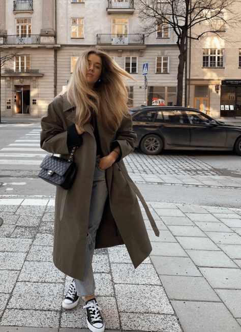 Vinter Mode Outfits, Converse Outfits, Style Moodboard, Trench Coat Outfit, Daily Fashion Inspiration, Casual Chique, Outfits With Converse, Coat Outfits, Mode Inspo