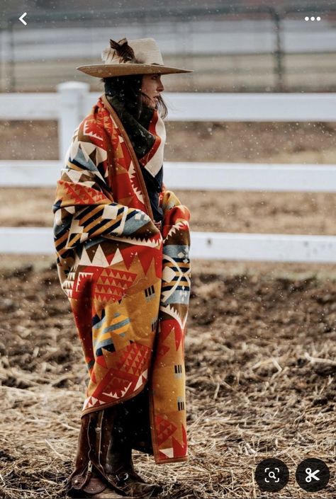 90s Chola Fashion, Look Boho Chic, Oufits Casual, Blanket Coat, Western Style Outfits, Country Women, Native Style, Native American Fashion, Western Boho