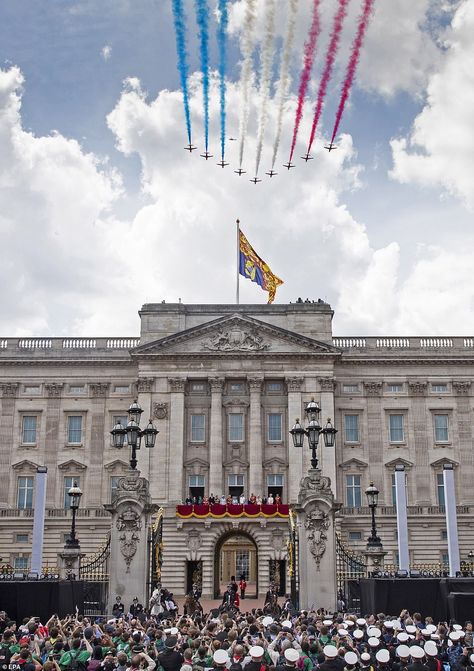 London Royal Aesthetic, Buckingham Palace Balcony, Royal Family Balcony, British Royal Family Aesthetic, Royal Family Aesthetic, England Royal Family, British Core, London Palace, English Pictures