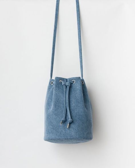 Canvas Drawstring Purse - Washed Denim #recyclejeansbagtutorial #recyclejeansbaghowtomake #recyclejeansbag Diy Bags Jeans, Tas Denim, Recycled Jeans Bag, Denim Bag Diy, Sac Diy, Drawstring Purse, 강아지 그림, Diy Bag Designs, Denim Handbags