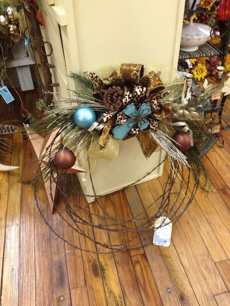 I can think of a few people that would love this---ME AND ME Barbed Wire Decor, Barb Wire Crafts, Barbed Wire Wreath, Western Wreaths, Barb Wire, Vine Wreath, Cowboy Christmas, Wire Wreath, Western Christmas