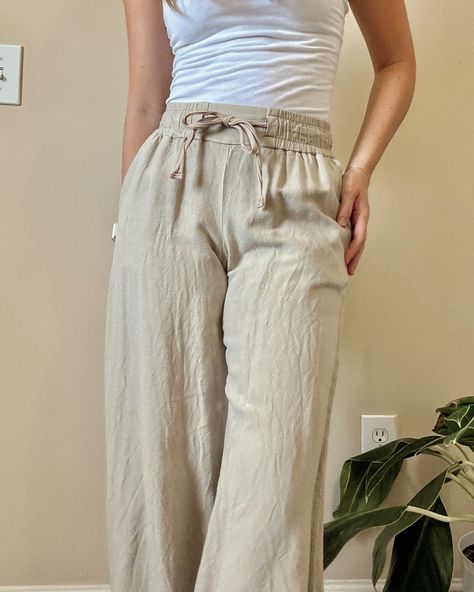 tan linen pants ☀️ Brand: a new day Size: XS Color: Tan / Light Brown Retail: $30 Price: $17 OBO Drawstring Elastic Waistband Pockets Linen Material Hit at ankle (5’3 model) Fit true to size Tan Linen Pants Outfit, Tan Linen Pants, Linen Pants Outfit, Linen Material, Model Fits, Linen Pants, Pants Outfit, A New Day, New Day