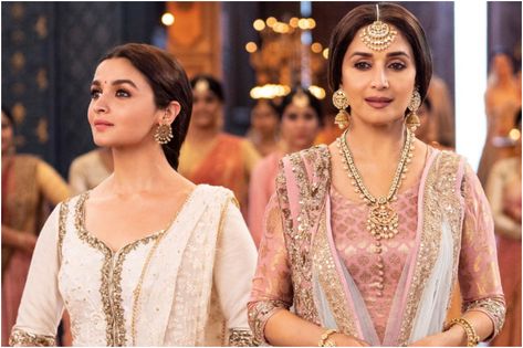 'Kalank' Song 'Ghar More Pardesiya' is a thrilling Dance Off Between Madhuri Dixit and Alia Bhatt... Watch in youtube: https://www.youtube.com/watch… #kalank #gharmorepardesiya #madhuridixit #aliabhatt Ghar More Pardesiya Dress, Kalank Costumes, Kalank Song, Ghar More Pardesiya, Artis India, Amazon Prime Movies, Romantic Dance, Alia And Varun, Sushmita Sen