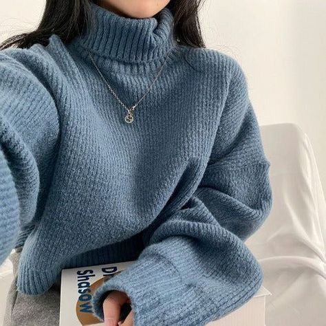 SO BEAUTIFUL 🥰 AND STYLISH FREE CROCHET TURTLENECK SWEATER PATTERN Dark Academia Crochet, Street Preppy, Winter Palette, Womens White Jeans, Estilo Dark, Blue Turtleneck, Korean Top, Winter Turtleneck, Crochet Hoodie