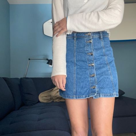 Button up denim a line skirt (H&M) Long Button Up Denim Skirt Outfit, Button Up Jean Skirt Outfit, Pencil Jean Skirt Outfits, Buttoned Skirt Outfit, Jean Skirt With Buttons, Buttoned Skirt, Short Skirts Outfits, Denim Button Skirt, Jean Pencil Skirt