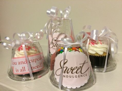 Cupcake Souvenir Gift Ideas, Cupcake In A Box Gift Packaging Ideas, Cupcakes Wrapping Ideas, Individually Wrapped Cupcakes, Package Cupcakes Individually, Cupcake Gift Packaging, Buttercream Frosting Recipe Easy, Plastic Cups With Lids, Princess Food