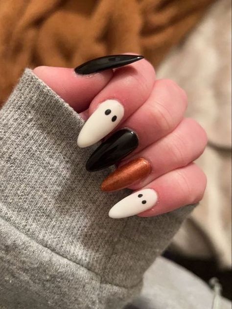 Cute Subtle Halloween Nails, Cute Easy Halloween Nails Short, Subtle Spooky Makeup, Very Simple Halloween Nails, Easy Fall Nail Ideas Simple, Fall Nails 2023 Simple, Cute Simple Halloween Nail Designs, Glitter Ghost Nails, Halloween Nails 2023 Simple