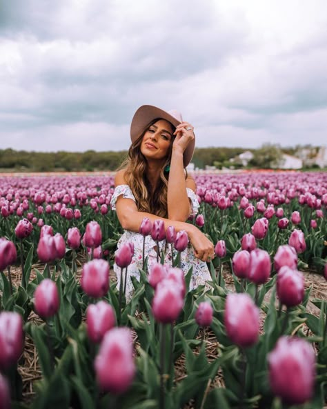 girl in tulip fields in Lisse Beauty Dish, Outdoor Portrait, Spring Photoshoot, Flower Photoshoot, Farm Photography, Tulip Festival, Photographie Inspo, Tulip Fields, Spring Photos