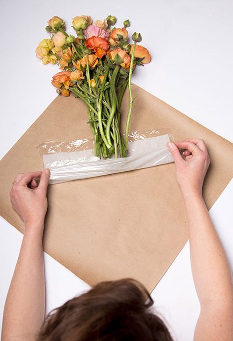 Wrap A Bouquet, Wrap Flowers, Brown Paper Wrapping, Arranging Flowers, Diy Flores, Flower Truck, Bouquet Preservation, How To Wrap, Bouquet Wrap