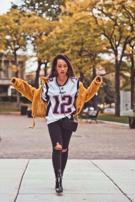 Cute Minnesota Vikings Outfit, How To Style A Jersey, Nfl Wife Outfits, Football Jersey Outfit Women, Sports Jersey Outfit, Basketball Game Outfit Women, Basketball Game Outfit, Patriots Game, Football Jersey Outfit