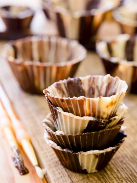 How to Make Chocolate Cups - Cupcake Project Chocolate Bowls, Food Tutorials, Chocolate Bowl, Cupcake Images, Dipped Strawberries, Cupcake Bakery, July Ideas, Delectable Desserts, Chocolate Dessert