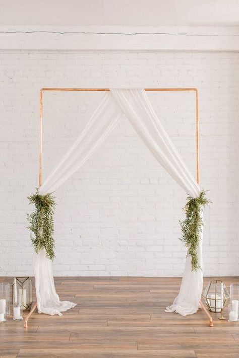 Foliage Styling, Simple Wedding Arch Ideas, Simple Wedding Arch, Copper Wedding Arch, Foto Pertunangan, Diy Wedding Arch, Wedding Archway, Minimalist Wedding Decor, Leaves Fabric