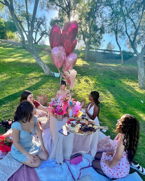 Picnic Galentines Day, Galentines Party Decor Picnic, Galentines Picnic Food Ideas, Galentines Picnic Ideas, Galentines Picnic Aesthetic, Ideas De Picnic Amigas, Picnic San Valentin, Valentines Day Picnic Ideas, Galentine Picnic