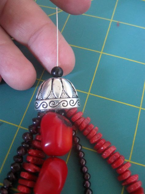 Tutorial for attaching a multi Strands With Bead Cones and closure Handmade Necklaces Diy, Jewelry Tutorials Free, Multi Strand Beaded Necklace, Stash Buster, Beaded Beads, Jewelry Techniques, Jewelry Making Tutorials, Jewelry Tools, Bead Patterns