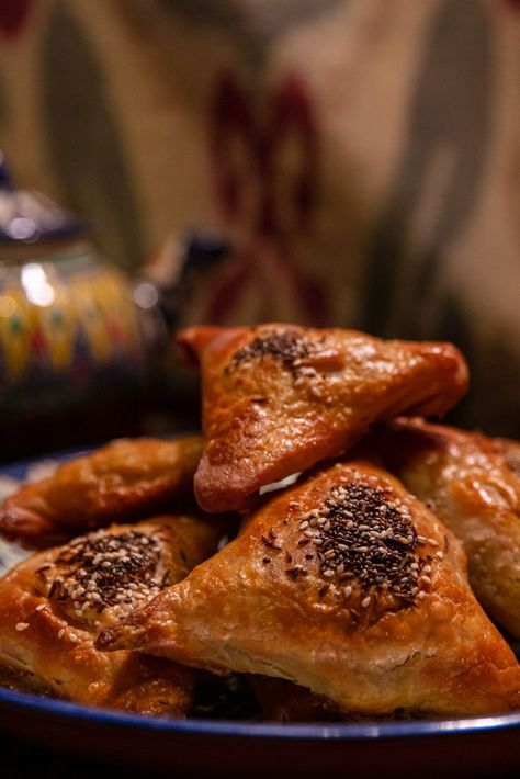 Uzbek Samsa Recipe, Uzbekistan Recipes, Tajikistan Food, Uzbek Recipes, Uzbek Food, Daily Drama, Onion Seeds, Camp Snacks, Minced Beef