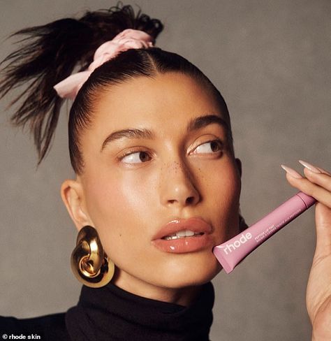 Bieber's brand, Rhode Skin, took the internet by storm just a few months ago after they introduced a tinted version of the Peptide Lip Treatments Estilo Hailey Baldwin, Rhode Skin, Beauty Makeup Photography, Gloss Labial, Beauty Shoot, Beauty Shots, Hailey Baldwin, Glossy Lips, Hailey Bieber