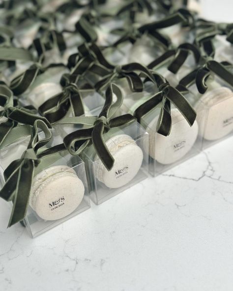 Macarons Edible favours are always the most popular and it’s guaranteed they won’t be left behind! #favours #macarons #ediblefavors #ediblegifts #macaronlondon #weddingfavours #londonmacarons #surreymacarons Wedding Favors Macaroons, Macaron Wedding Favors, Macaroon Wedding Favors, Pearl Bridal Shower, Wedding Macarons, Edible Favors, Edible Gifts, Pearl Bridal, Modern Minimalism