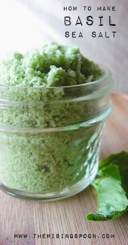 How to Make Basil Salt: An Easy DIY Gourmet Finishing Salt | Grab this easy recipe for homemade basil sea salt with only two simple ingredients. Works great as a gourmet finishing salt on pasta, steak, chicken, fish and more! This costs way less than the stuff from the store & there are no anti-caking agents! | DIY Food Recipes | Food Gift Ideas | Food Gifts For Christmas | #summerrecipes #christmasgifts #holidaygifts #easyrecipe Herb Salts, Flavoured Salt, Infused Salts, Flavored Salt, Basil Salt, Plat Vegan, Finishing Salt, Săpunuri Handmade, Flavored Salts