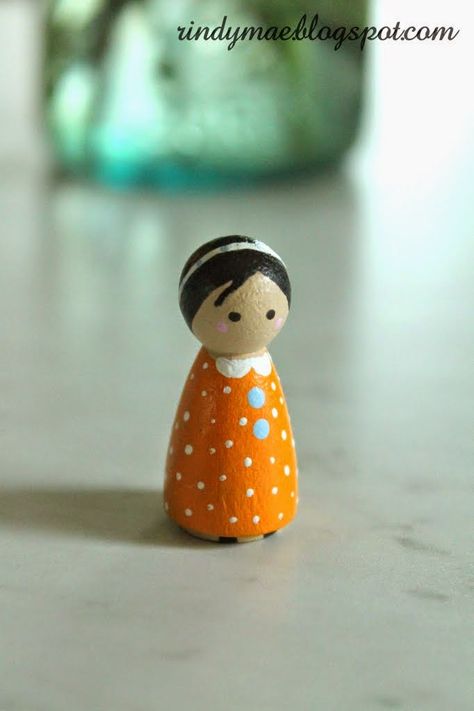 Painted Wooden Peg People, Simple Peg Dolls, Wood Dolls Diy, Wooden Dolls Diy, Easy Peg Dolls, Painted Peg People, Peg Dolls Ideas Easy, Wooden Peg Doll Ideas, How To Paint Peg Dolls