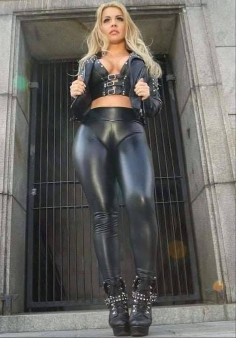 Wet Look Leggings, Hot Leggings, Latex Leggings, Leather Pants Women, Shiny Leggings, Shiny Clothes, Leather Dresses, Beautiful Ladies, Leather Outfit