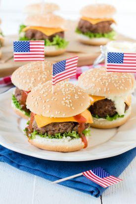 Bbq Tips, Goat Milk Recipes, Food Safety Tips, Flag Food, Bbq Hacks, Usa Party, Independance Day, Mini Burgers, Fourth Of July Food