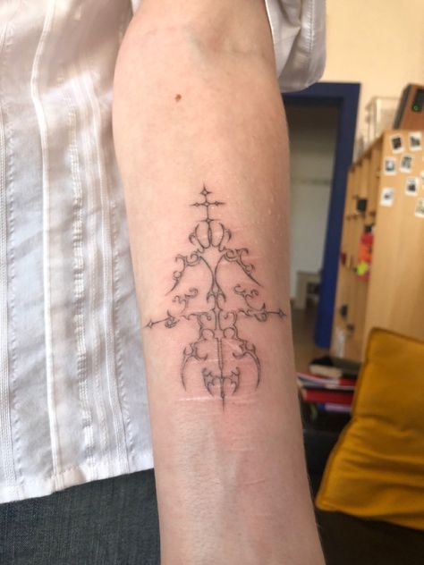 Cross Aesthetic Tattoo, Neo Gothic Tattoo, Gothic Small Tattoos, Tattoo Ideas Handpoke, Coquette Tattoo Ideas, Southern Gothic Tattoo, Goth Cross Tattoo, Gothic Cross Tattoo, Coquette Tattoo