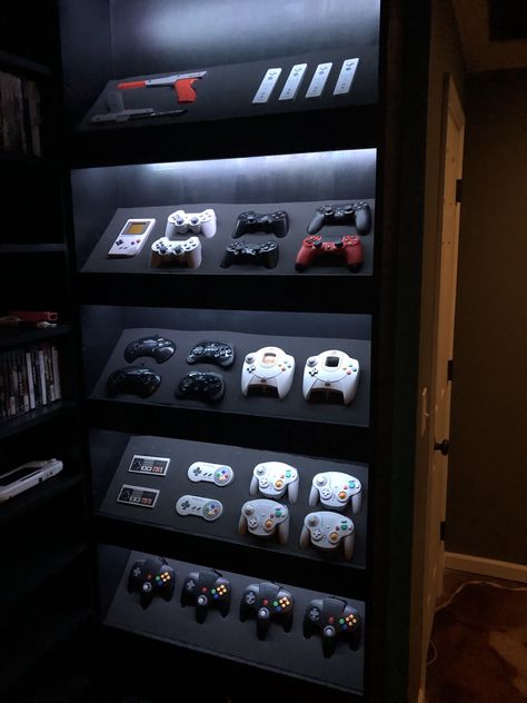 Sala Gamer, Video Game Room Decor, Games Room Inspiration, Retro Games Room, Video Game Room Design, Video Game Rooms, Gaming Room Setup, Room Deco, Gamer Room