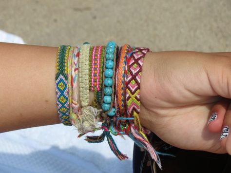 Wrist With Bracelets, Bracelets On Wrist Aesthetic, Friendship Bracelets On Wrist, Bracelets On Wrist, Summer Wrist, String Bracelet Patterns, Homemade Bracelets, Surf Jewelry, Friendship Bracelets Designs