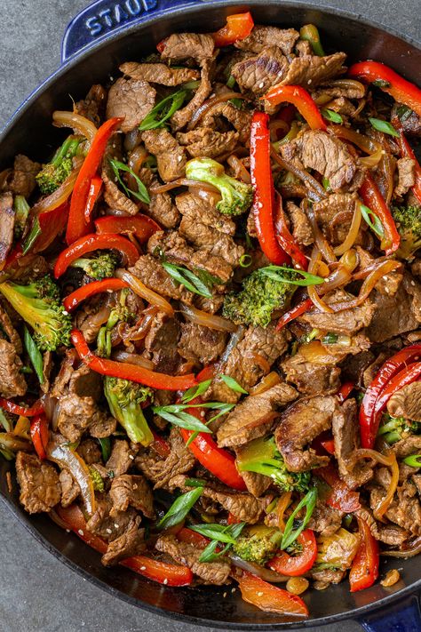 30-Minute Steak Stir Fry Recipe (One Pan!) - Momsdish London Broil Stir Fry Recipes, Peper Steak, Beef And Peppers, Minute Steak, Pepper Steak Stir Fry, Steak Stirfry Recipes, Crockpot Pepper Steak, Resep Steak, Steak Stir Fry