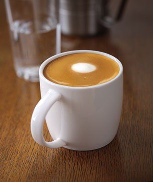 The Starbucks Flat White, with the signature dot. Starbucks Flat White, Kopi Starbucks, Low Carb Starbucks Drinks, Menu Starbucks, Minuman Starbucks, Low Sugar Drinks, Low Carb Starbucks, Flat White Coffee, Craving Coffee