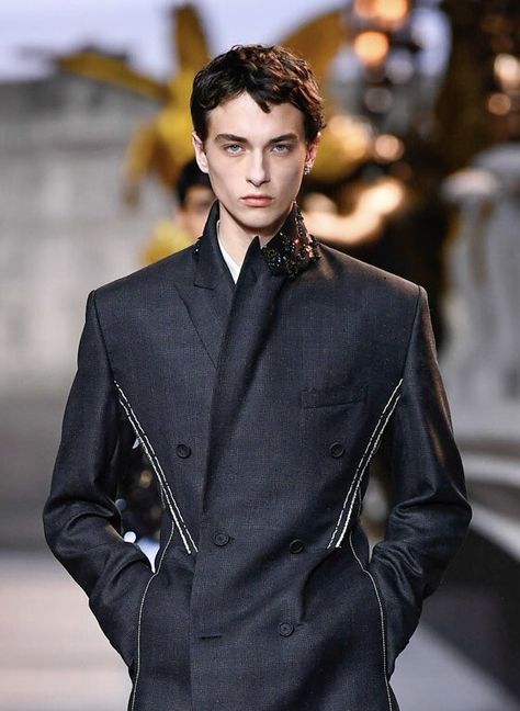 Model Man, Dior Men, Kim Jones, Berlin Fashion, Fashion Runway, 3 Piece Suits, Fall 2022, Red Carpet Looks, Double Breasted Suit Jacket