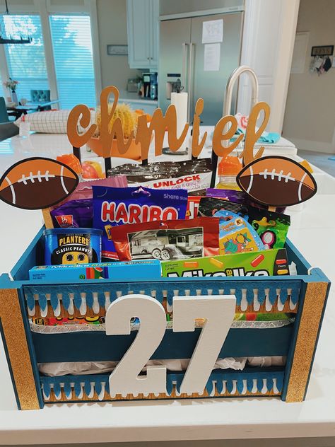 Baskets For Football Boyfriend, Football Buddy Basket, Bleacher Babe Gifts, Gift Basket Football Theme, Football Boo Basket, Boyfriend Snack Basket, Game Day Basket For Boyfriend Basketball, Football Player Basket Ideas, Hoco Gift Basket