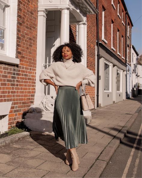 Maxi Skirt Turtleneck Outfit, Pleated Skirt With Sweater Outfit, Turtleneck Long Skirt, Turtleneck With Skirt, Turtle Neck And Skirt Outfit, Cream Jumper Outfit, Long Skirt And Sweater, Jumper And Skirt Outfit, Skirt And Jumper Outfit