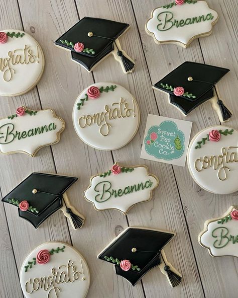 College Graduation Cookies Ideas, Graduation Cookies 2020, College Graduation Cookies 2023, Flower Graduation Cookies, Girl Graduation Cookies, Graduation Cap Cookies Decorated, Cookies For Graduation Party, Graduation Decorated Sugar Cookies, Grad Cookies 2023