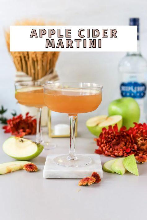 Apple Cider Martini - a simple and easy fall cocktail! - bits and bites Apple Cider Martini Recipe, Apple Cider Martini, Cider Martini, Apple Martini Recipe, Apple Cidar, Bits And Bites, Apple Cider Cocktail, Apple Martini, Fall Cocktails Recipes