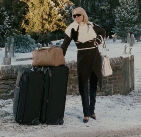 Holiday Cameron Diaz, Winter Inspo, Man Repeller, Cameron Diaz, Movies Outfit, Holiday Movie, Winter Aesthetic, Christmas Movies, New Yorker