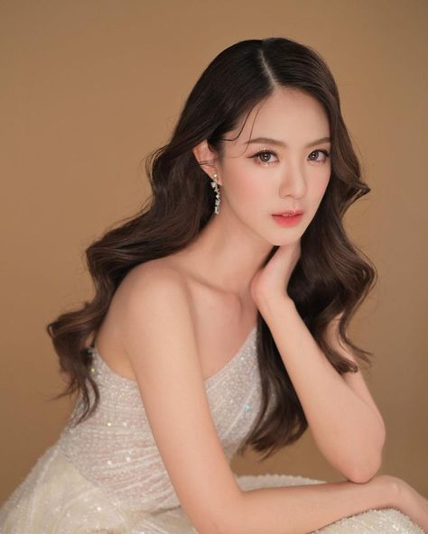 The Essential Guide to Korean Bridal Makeup Trend With Flawless Looks – Ferbena.com Korean Wave Hairstyle, Bridal Hairstyles Asian Hair, Bridal Hairstyles Down Waves, Big Wave Hairstyles, Asian Bridal Hair Half Up, Bridal Waves Medium Hair, Korean Bride Hairstyle, Wavy Hair Bride, Korean Hairdo