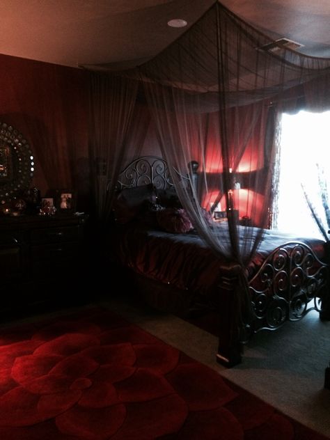 My bedroom Goth Room, Gothic Decor Bedroom, Chambre Inspo, Goth Bedroom, Gothic Room, Gothic Bedroom, Dark Home Decor, Bedroom Red, Gambar Figur