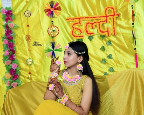 Bride Haldi ceremony shoot Haldi Photography Ideas For Bride, Haldi Girl, Haldi Boy, Haldi Pictures, Haldi Groom, Haldi Photography Ideas, Puja Background, Haldi Pose, Haldi Shoot