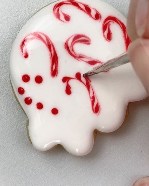 Wet On Wet Candy Cane Cookies, Christmas Cookie Icing That Hardens, Painted Royal Icing Cookies, Christmas Decorated Cookies Ideas, Candy Cane Decorated Sugar Cookies, Christmas Cookies With Buttercream Icing, Candy Cane Royal Icing Cookies, Royal Iced Cookies For Beginners, Easy Christmas Decorated Cookies