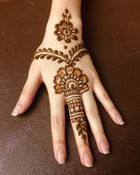 Mehndi Easy, New Mehndi Design, Short Mehndi Design, Mehndi Design Simple, New Mehndi, Henna Designs For Kids, Finger Henna Designs, Henna Tattoo Designs Hand, Simple Henna Tattoo