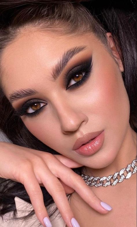 Super Smokey Eye Makeup, Nails To Go With Black Sequin Dress, Middle Eastern Makeup Looks, Make Up Ideas For Brown Eyes, Club Makeup Looks, Smokey Eye Glam, Elegant Eye Makeup, Machiaj Smokey Eyes, Colorful Eye Makeup Tutorial