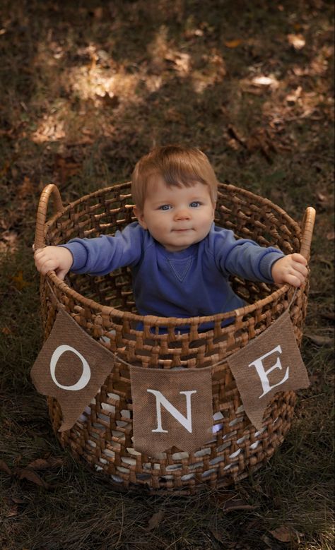 First birthday photoshoot ideas | baby in a basket photoshoot | baby boy first birthday photoshoot | first birthday ideas | boy first birthday photos | little boy first birthday photo ideas | first birthday outdoor photoshoot | fall themed birthday photoshoot | little boy photoshoot | first birthday photo outfit ideas | first birthday photoshoot | outdoor little boy photoshoot poses | toddler boy fall photoshoot | toddler boy fall photoshoot outfit idea | toddler boy poses First Birthday Fall Photoshoot, One Year Old Birthday Photoshoot Boy, Fall 1st Birthday Photoshoot, Toddler Boy Fall Photoshoot, Fall Photoshoot Toddler, 1 Year Photoshoot Boy, Outdoor Smash Cake Photoshoot, One Year Boy Photoshoot, Boys 1st Birthday Photo Shoot Ideas