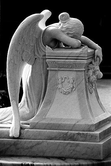 Crying angel statue Crying Angel, Art Bizarre, Angel Statues Sculpture, Weeping Angels, Cemetery Angels, Cemetery Statues, Classic Sculpture, Weeping Angel, Angel Statue