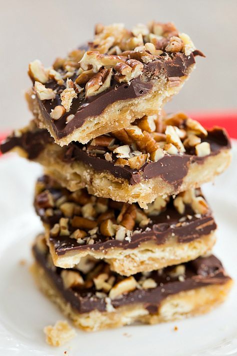 Saltine Toffee Candy with Pecans - An easy and delicious candy recipe! | browneyedbaker.com Candy With Pecans, Passover Recipes Dessert, Graham Cracker Toffee, Turtle Bars, Easy Toffee, Saltine Toffee, Brown Eyed Baker, Passover Desserts, Toffee Candy