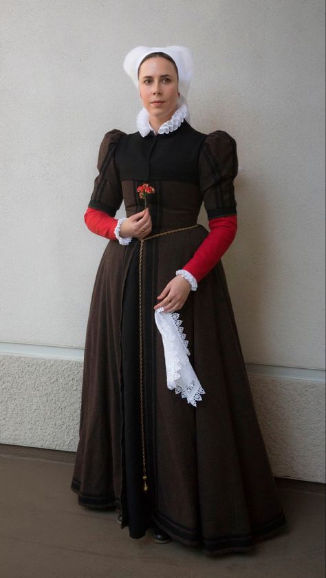 1600s Fashion Peasant, Witcher Fashion, 1100s Fashion, Black Fitted Gown, Loose Gown, 16th Century Dress, 1500s Fashion, Elizabethan Fashion, 16th Century Fashion