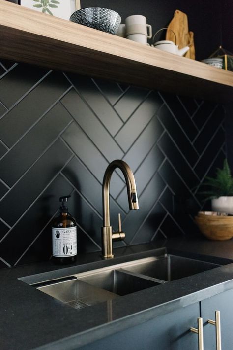 Interior Design | Black Herringbone Tile Backsplash Black Herringbone Backsplash, Kitchen Without Backsplash, Backsplash Herringbone, Kitchen Cabinets And Backsplash, Vstupná Hala, Kitchen Unique, Interior Dapur, Interior Boho, Countertop Ideas