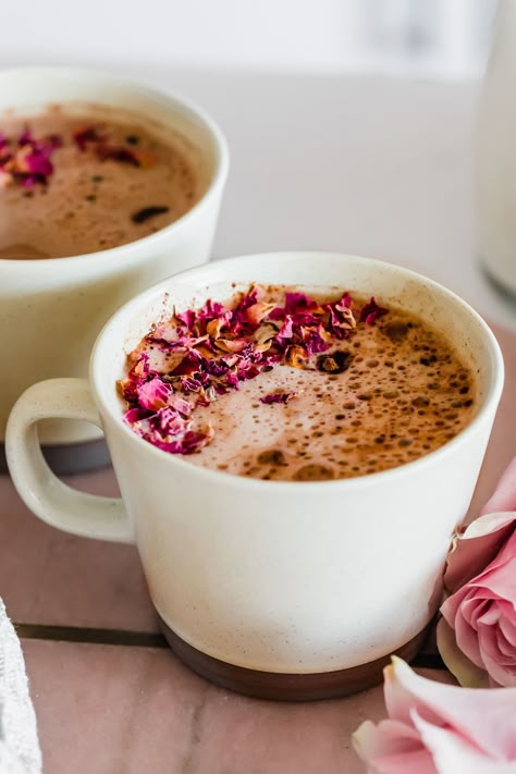 An easy Cacao Maca Latte recipe that is made with adaptogens, cocoa, coconut sugar, and sweet spices. This vegan latte is a great way to use maca powder in a recipe to gain the many health benefits from maca. Easy Latte Recipe, Maca Drink, Healthy Latte Recipe, Maca Powder Recipe, Maca Powder Benefits, Maca Latte, Vegan Latte, Maca Benefits, Superfood Drinks