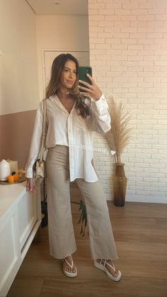 Beige Cotton Pants Outfits, Gabi Outfits, Oversized Linen Shirt Outfit, Summer Minimal, Effortless Aesthetic, Wardrobe Aesthetic, Estilo Clean, Curated Wardrobe, Teacher Fits